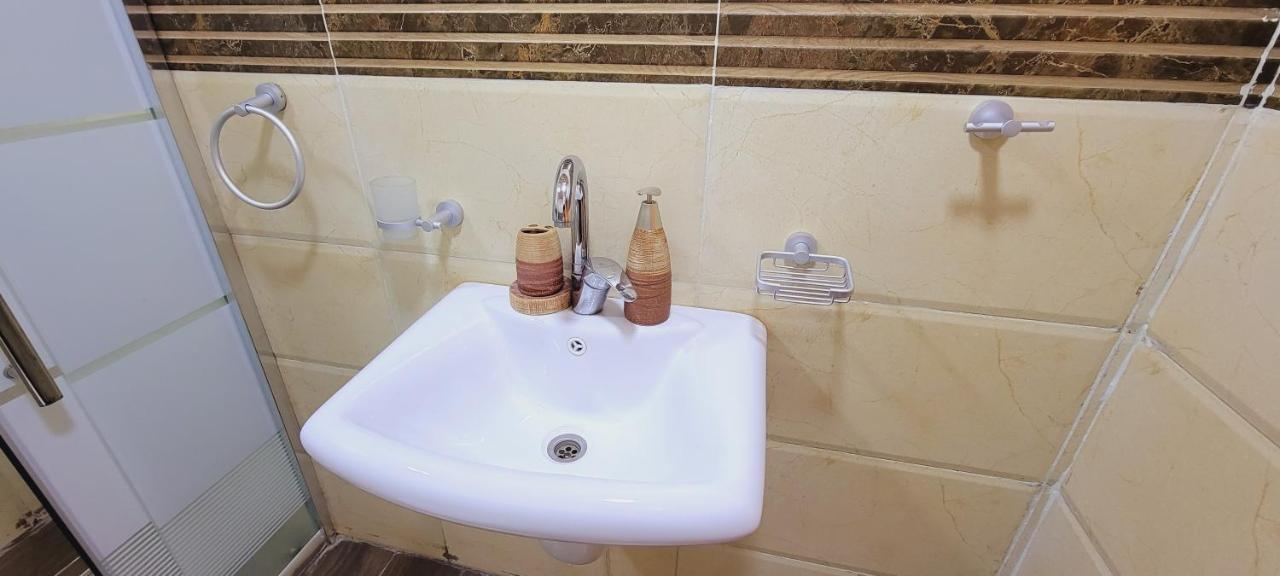 Atoom Lodge Джераш Екстериор снимка